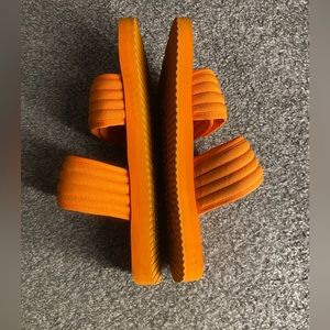 Authentic palm angel slides orange and perfect for this weather!